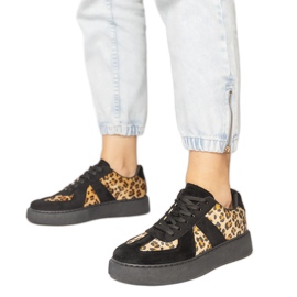 Ženske tenisice u crnim hlačama crna