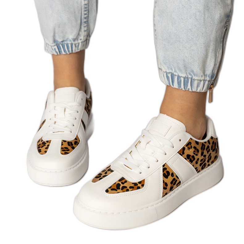 Ženske tenisice s bijelim hlačama bijela