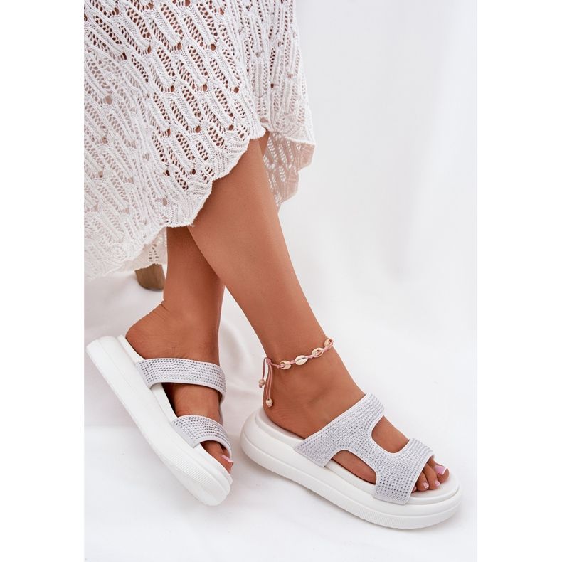 Inna Ukrašeni ženski proleti na bijeloj platformi bijela