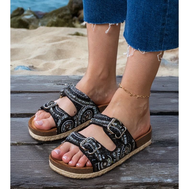 Crni etnički klizači s stezaljkama na prugama crno