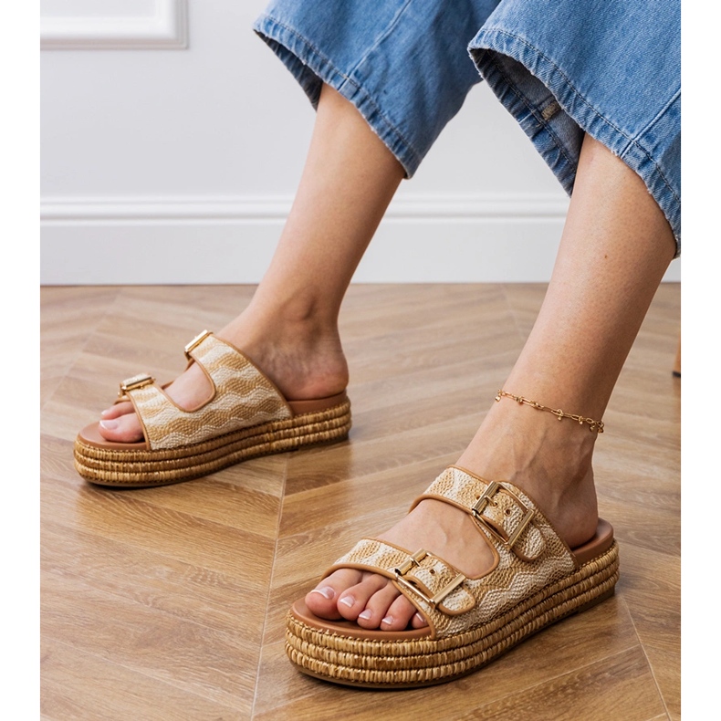 Bež zaklopke s stezaljkama na prugama