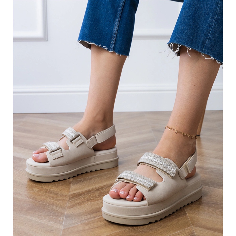 Bež sandale s izvezenim prugama na platformi