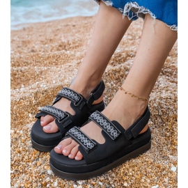 Crne sandale s vezenim prugama na platformi crna