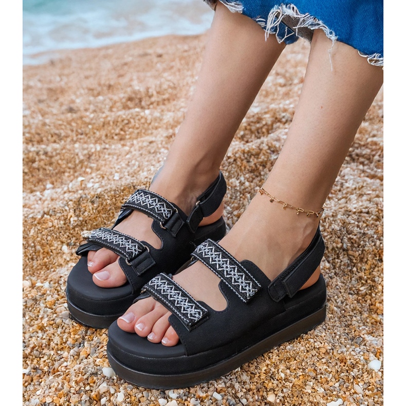 Crne sandale s vezenim prugama na platformi crno