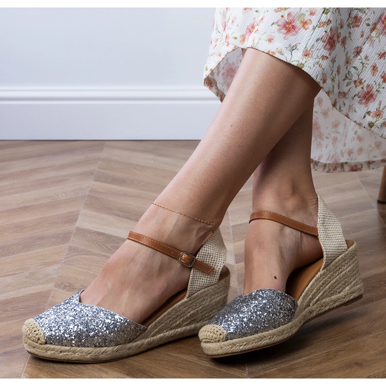 Srebrne sandale s brokatom na klinu srebro