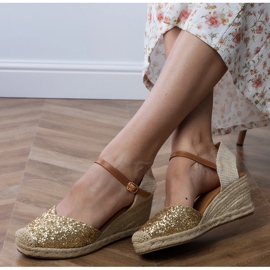 Sandale od zlatnih brokata na klinu