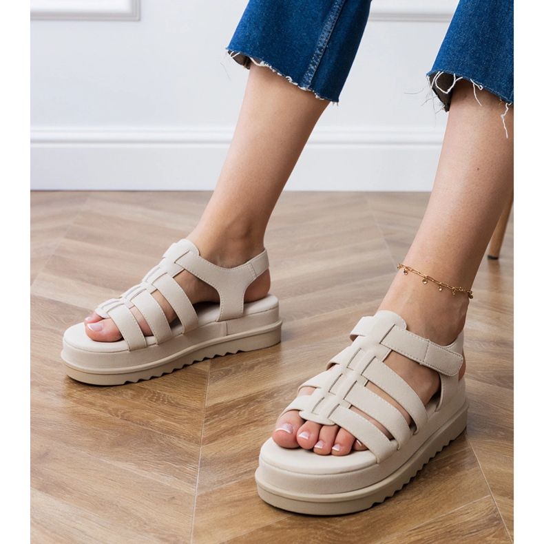 Bež sandale gladijatora na platformi