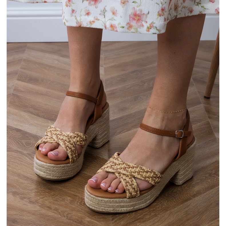 Smeđe sandale navaljene na stanici smeđa