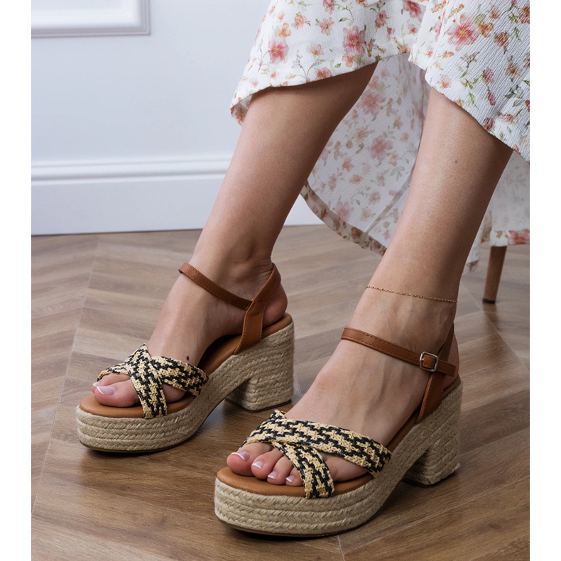 Crne sandale utkane na postu crno