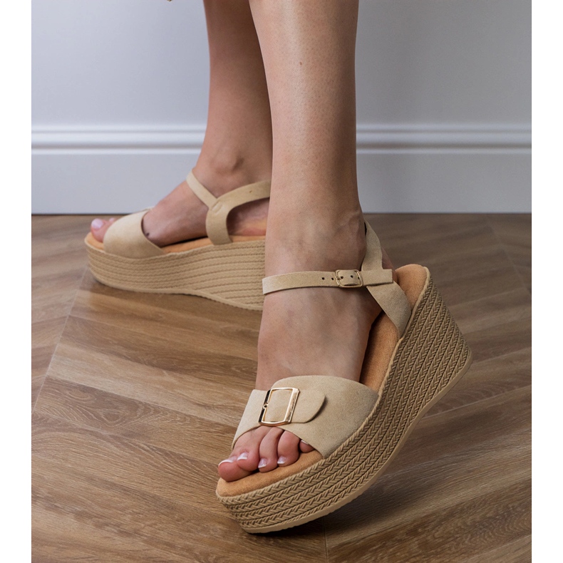 Smeđe ženske sandale s ukrasnom kopčom smeđa