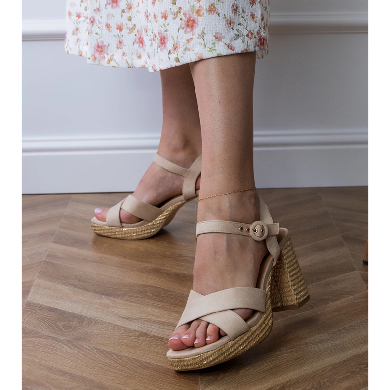 Bež sandale s prugama na postu