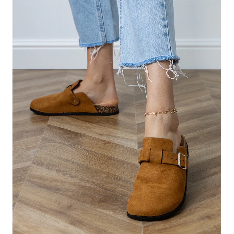 Smeđi okret -Flops izgrađen na plutama smeđa