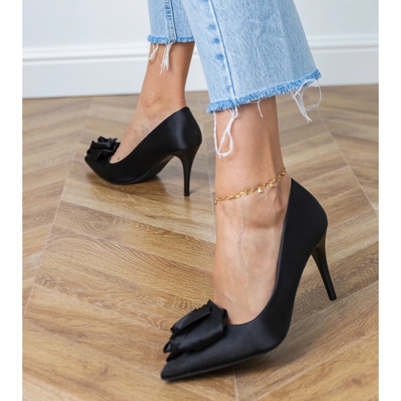 Crne satenske pumpe s cvijetom crno