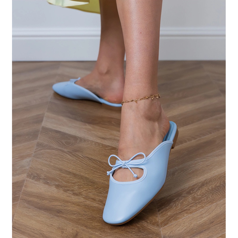 Plavi okretnici -flops izgrađen na ravnom potplatu plava