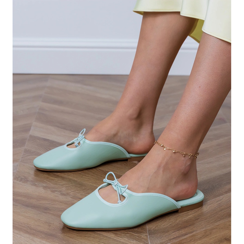 Zeleni okret -flops izgrađen na ravnom potplatu zelena