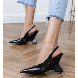 Crne sandale na geometrijskom klinu crna