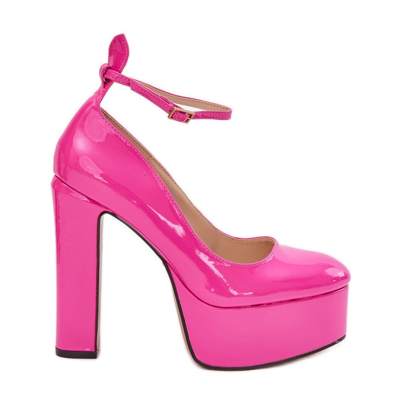 Oslikane pumpe na visokoj posta i ružičastoj platformi ružičasta