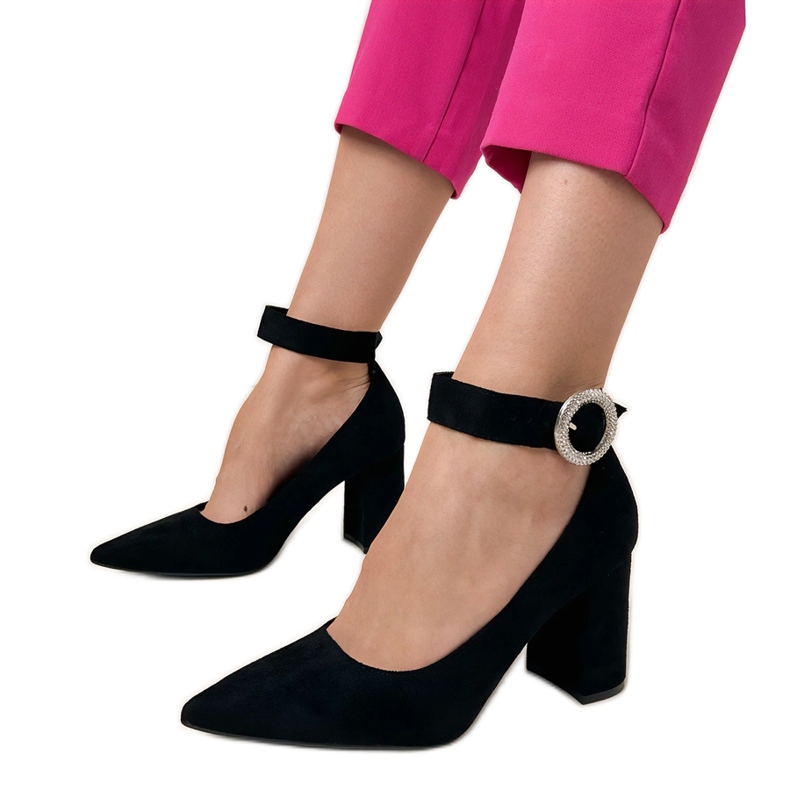 Crne pumpe na posta s kopčom i cirkonima crno