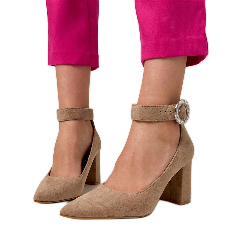 Bež pumpe na postu s kopčom i cirkonima