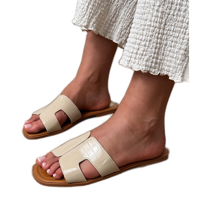 Bež zaklopke na ravnom potplatu s pritiskom