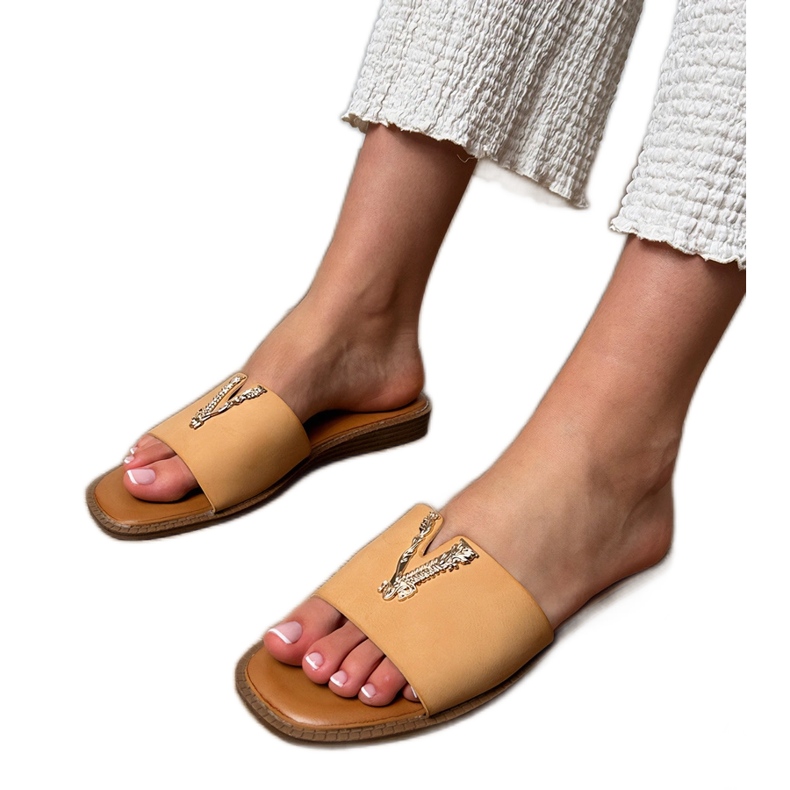 Beige Flip Flops sa zlatnim ukrasom bež