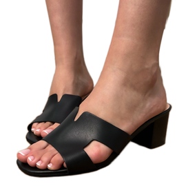 Crni okretni lepci na stupu s izrezima na pojasu crna