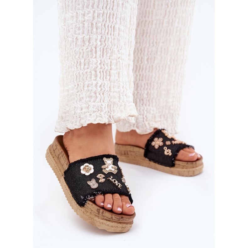 Ženski klip s zlatnim igle na platformi crno