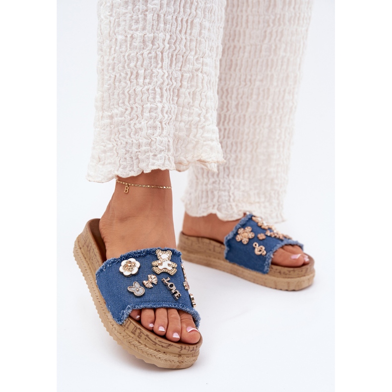 Ženski proleti sa zlatnim igle na platformi mornarsko plavo plava