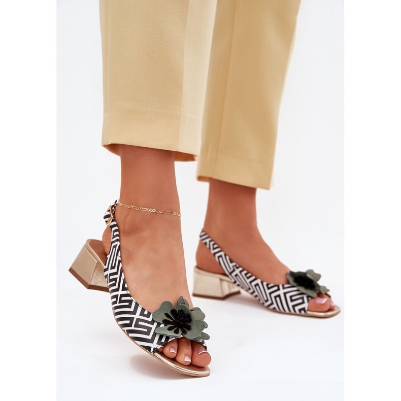 Ženske kožne sandale na bloku s ukrasnim cvijećem Laura messi 2973 bijela i crna
