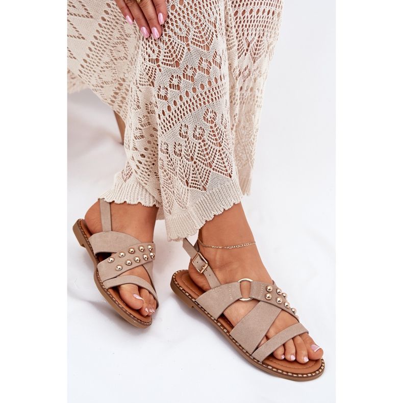 Ženske sandale s ravnim slovima sa zlatnim klipovima bež