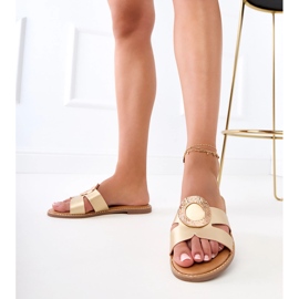 Zlatni prelepovi sa zlatnim ukrasom i izrezima na pojasu