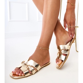 Golden Flip -flops sa zlatnim ukrasom