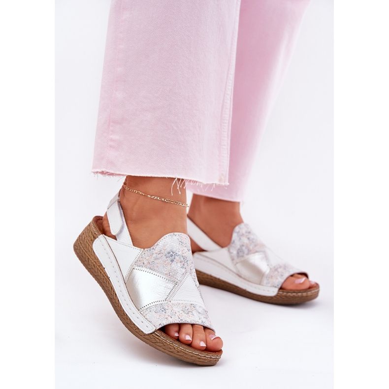 Ženske kožne sandale s klinom s Maciejka pletenica L7067-11 White bijela