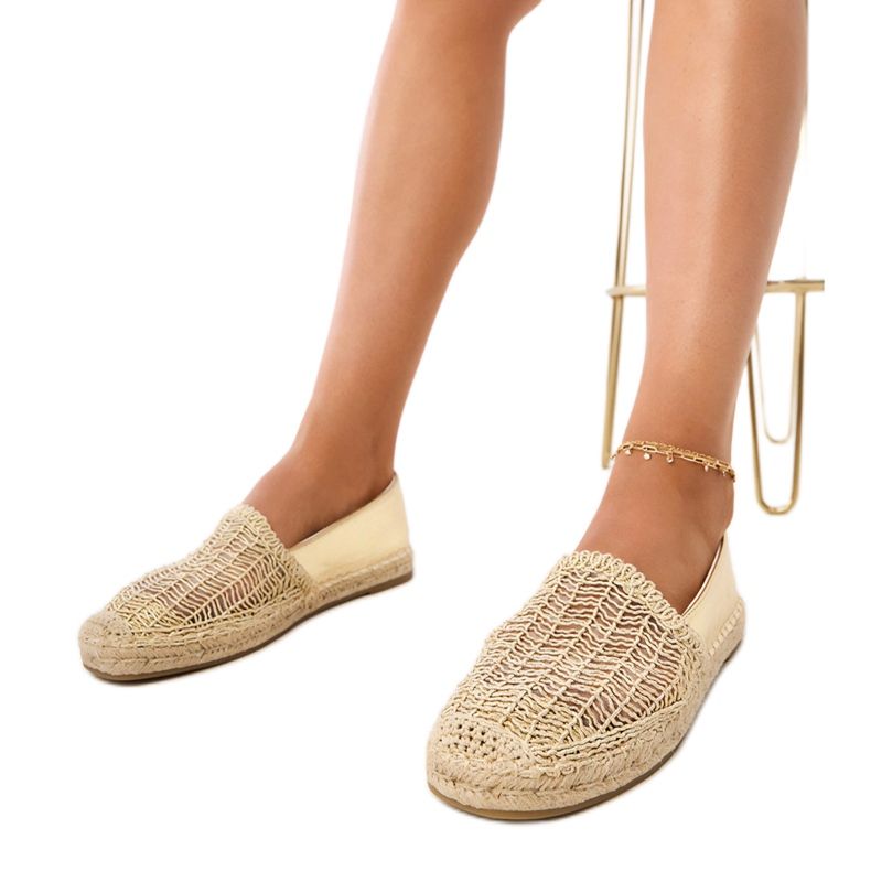 Openwork Espadrilles na platformi zlatna