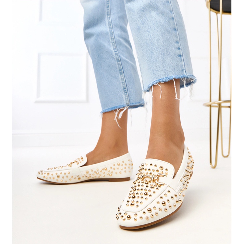 Bijele natikače ukrašene listićim klipovima bijela