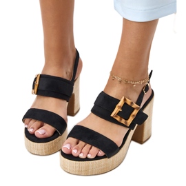 Crne sandale na stanici ukrašene stezaljkom Eleira crna