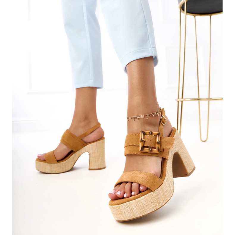 Smeđe sandale na stanici ukrašene stezaljkom Eligera smeđa