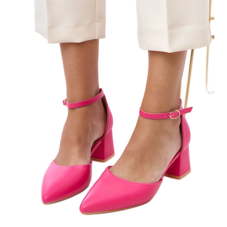 Ružičaste pumpe na posta pričvršćene na kocki Keris ružičasta