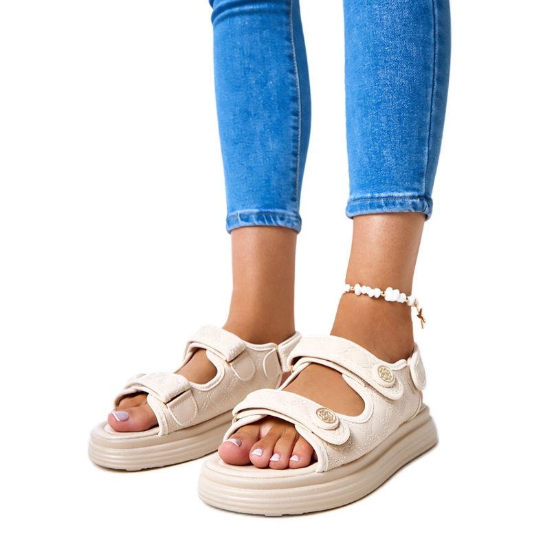 Bež sandale s podesivim remenima za bradu