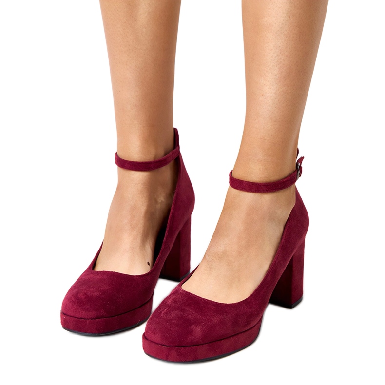 Burgundske pumpe na masivnoj post Barola crvena