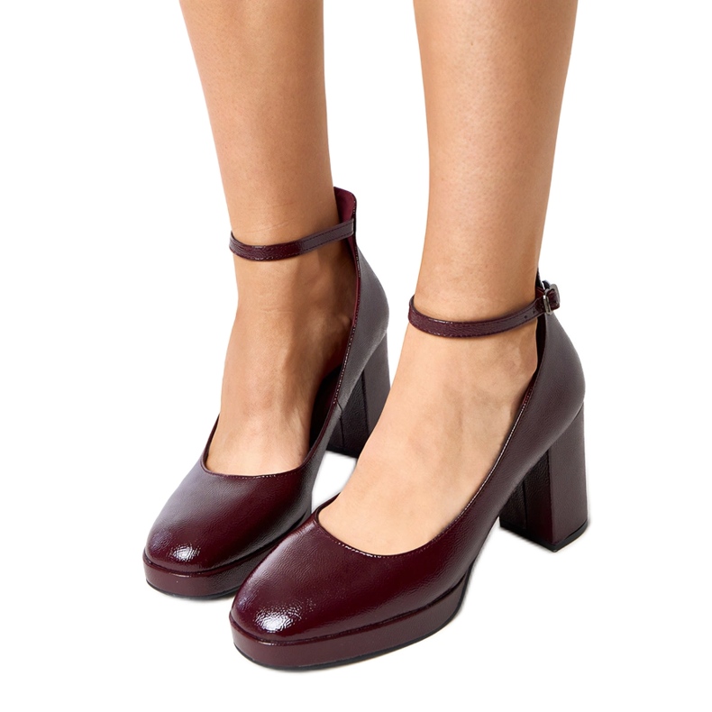 Burgundske pumpe lakirane na masivnom postu Batuma crvena