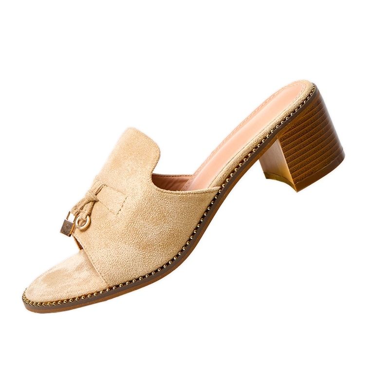 Bež flip -flops na ukrasu breze