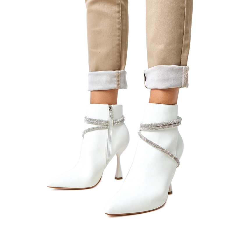 Bijele čizme na visokoj peti ukrašenoj fantaro cirkonima bijela