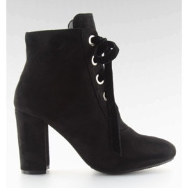 Crne crne čizme sa širokim potpeticama crna