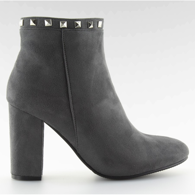 Sive i sive čizme na visoku petu s čapovima siva