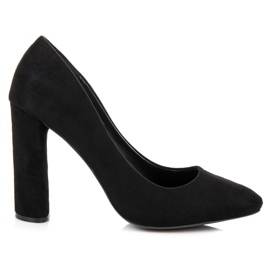 Crpke od antilopa na stupu crna