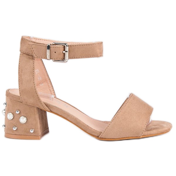 Erynn Sandale s biserima zelena