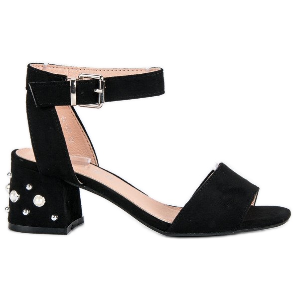 Erynn Sandale s biserima crno