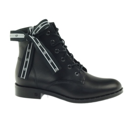 Čizme ukrašene mašnom i Badura čepovima crna