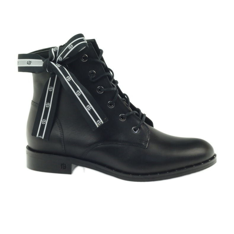 Čizme ukrašene mašnom i Badura čepovima crno